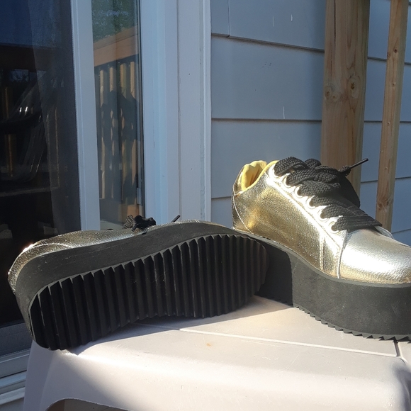 Shoes - Picture 5 of 7